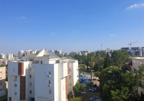 למכירה ביהוד דירה גדולה מדהימה חדישה, במרכז העיר ברח' ביאליק 4 ח'